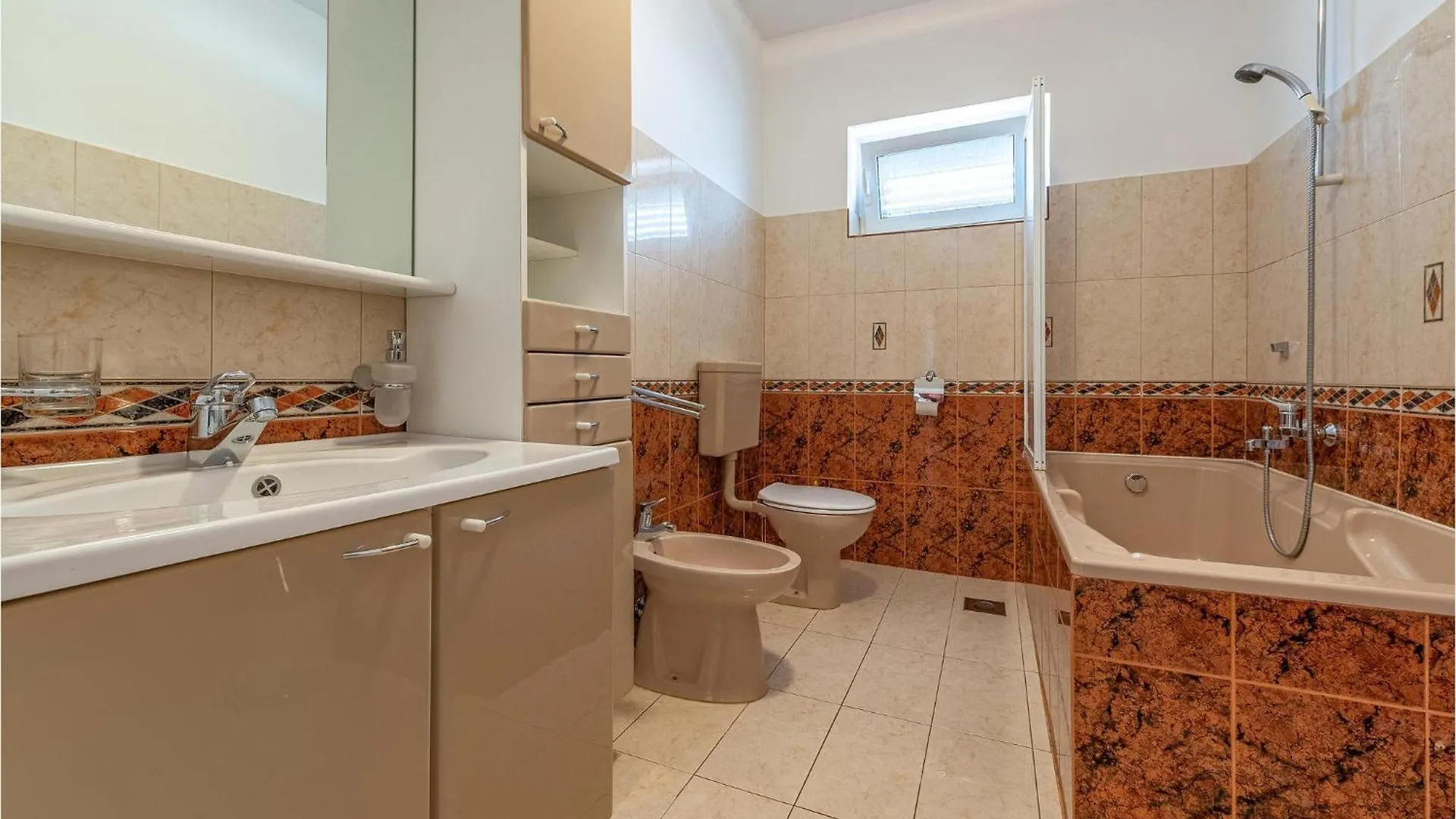 2 Bedroom Beautiful Apartment In 자다르