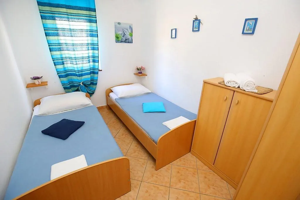 2 Bedroom Beautiful Apartment In 자다르