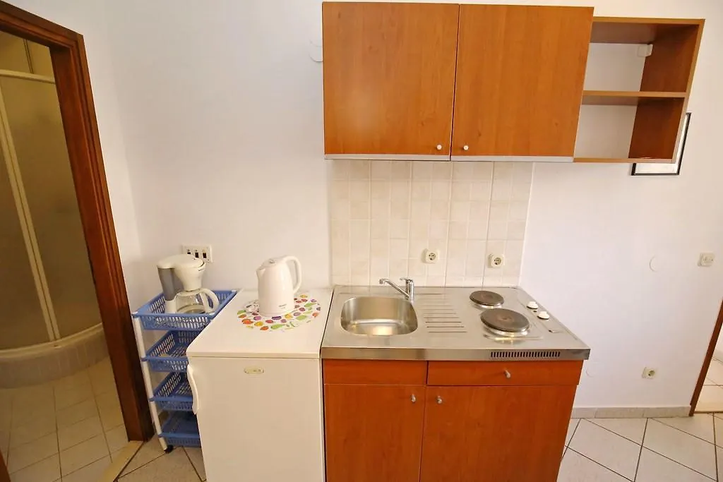 2 Bedroom Beautiful Apartment In 자다르